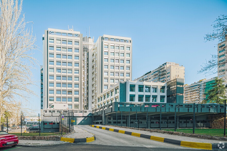 Calle Condesa de Venadito, 1, Madrid, Madrid for lease - Building Photo - Image 2 of 22