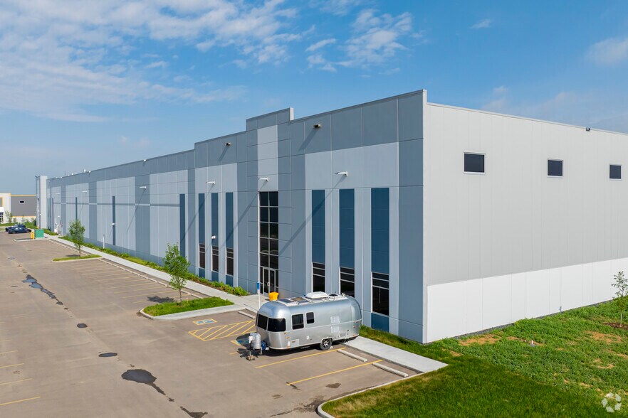 30 High Plains Trl, Calgary, AB for lease - Primary Photo - Image 1 of 3