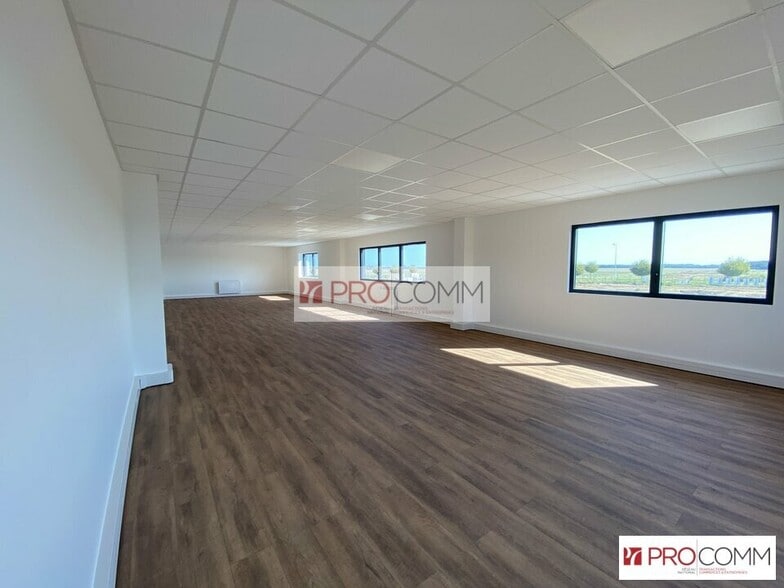 Flex in Chartres for lease - Interior Photo - Image 1 of 6