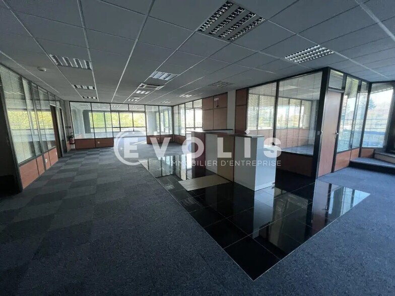 Bureau dans Bry-sur-Marne à louer - Photo du bâtiment - Image 2 de 21