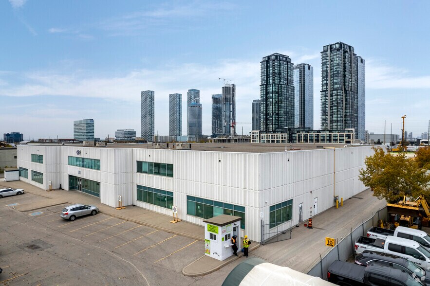 130 Doughton Rd, Vaughan, ON à louer - Photo du bâtiment - Image 2 de 5