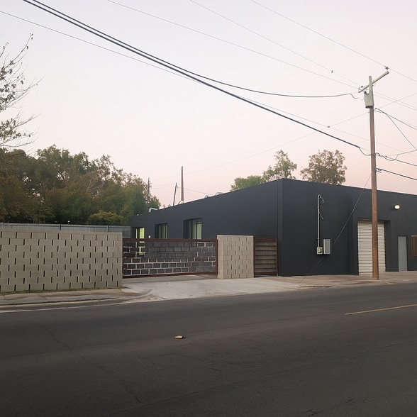 2111 W Clarendon St, Dallas, TX for lease - Building Photo - Image 1 of 6