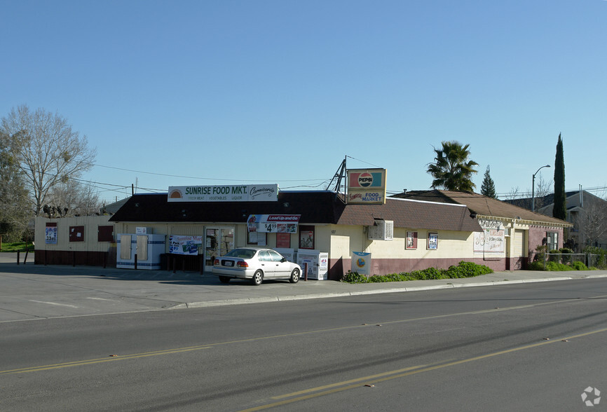 527 S Sunrise Ave, Madera, CA for sale - Primary Photo - Image 1 of 15