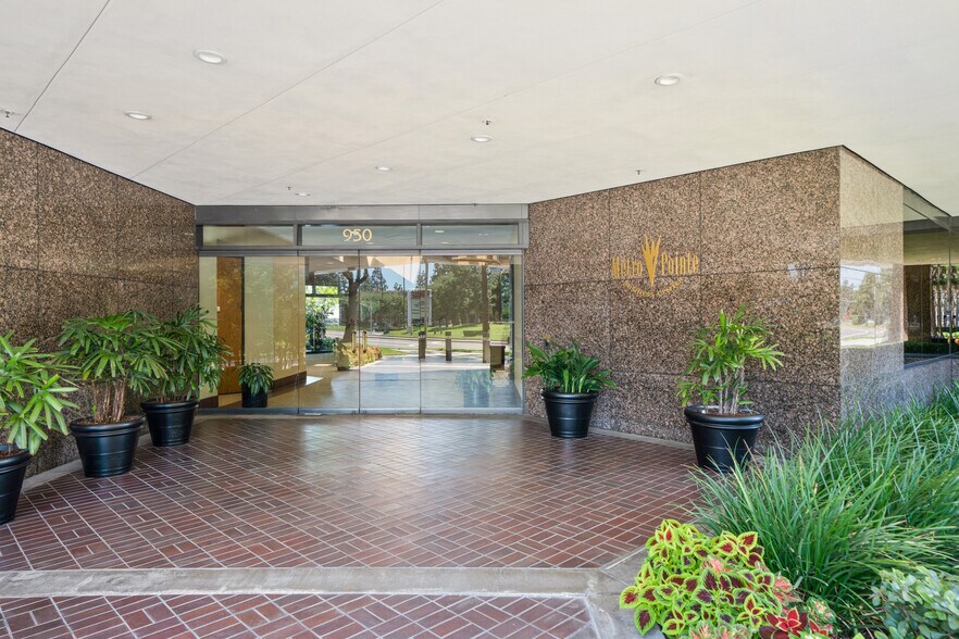950 S Coast Dr, Costa Mesa, CA à louer - Photo du bâtiment - Image 2 de 16