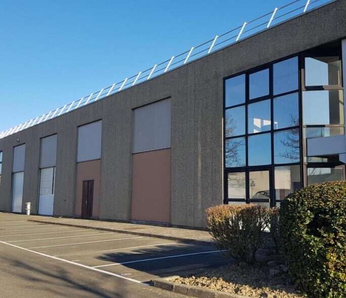 Flex in Coignières for lease - Building Photo - Image 2 of 2