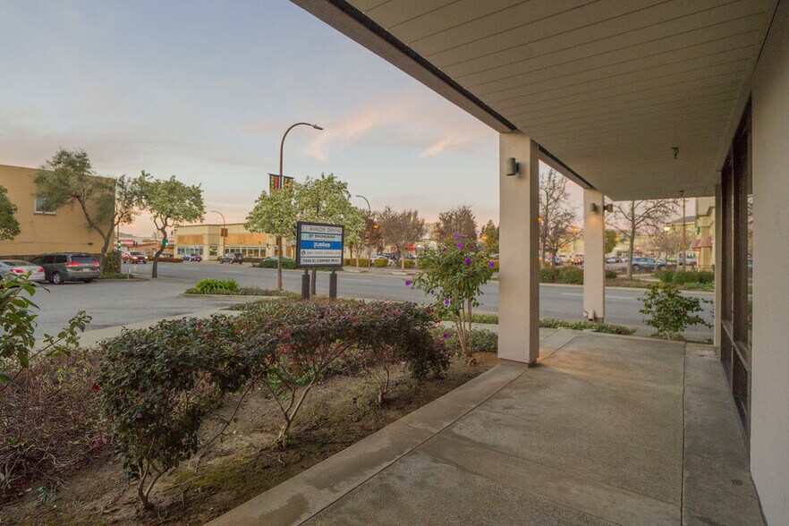1048 El Camino Real, Redwood City, CA à louer - Photo du bâtiment - Image 3 de 3