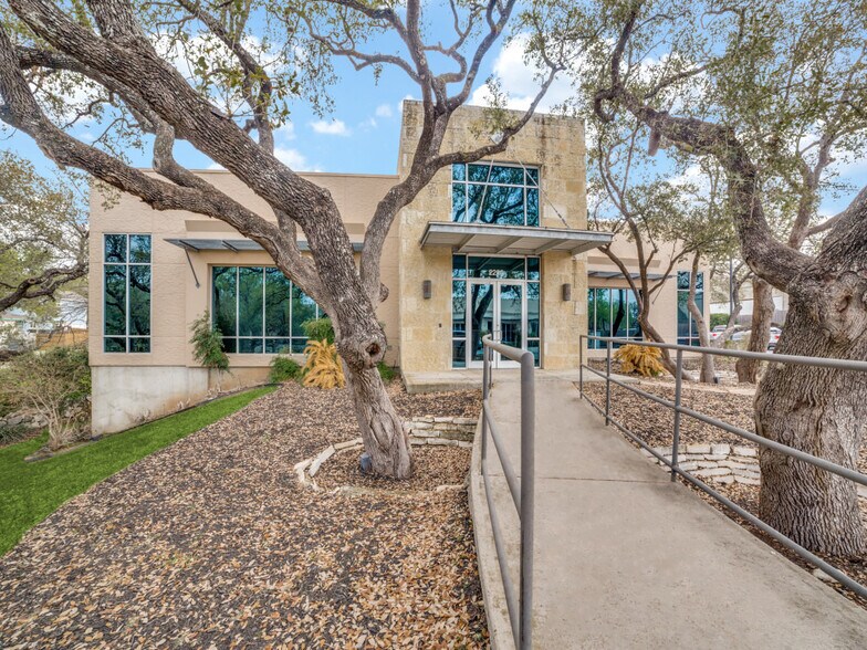 2200-2202 Thousand Oaks Dr, San Antonio, TX à vendre - Photo du bâtiment - Image 2 de 9