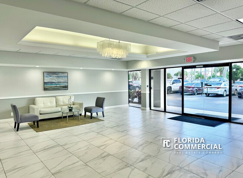 900 SE Federal Hwy, Stuart, FL for lease - Lobby - Image 3 of 6
