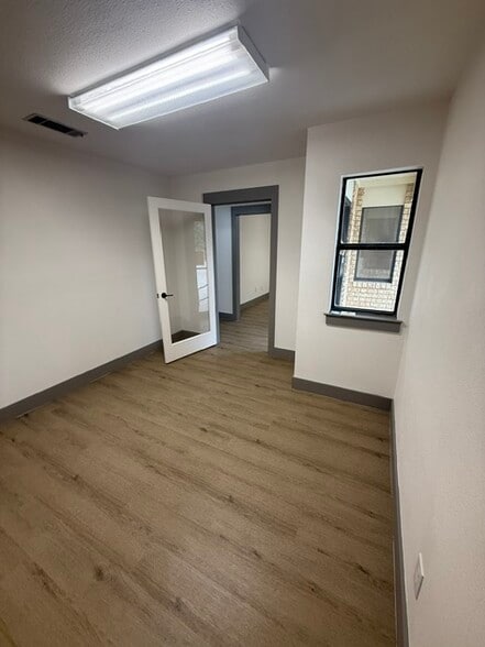 1291 E Common St, New Braunfels, TX for lease - Building Photo - Image 3 of 7