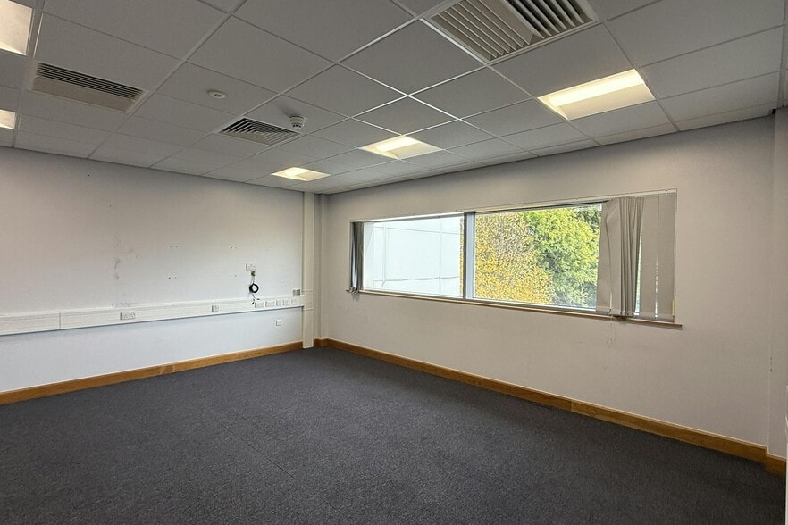 83 St. Michaels Ln, Leeds for lease - Interior Photo - Image 3 of 7