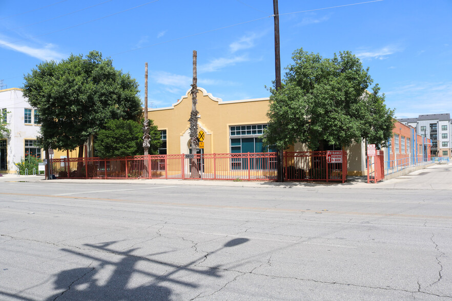 1400 S Flores St, San Antonio, TX à louer - Photo du bâtiment - Image 2 de 9