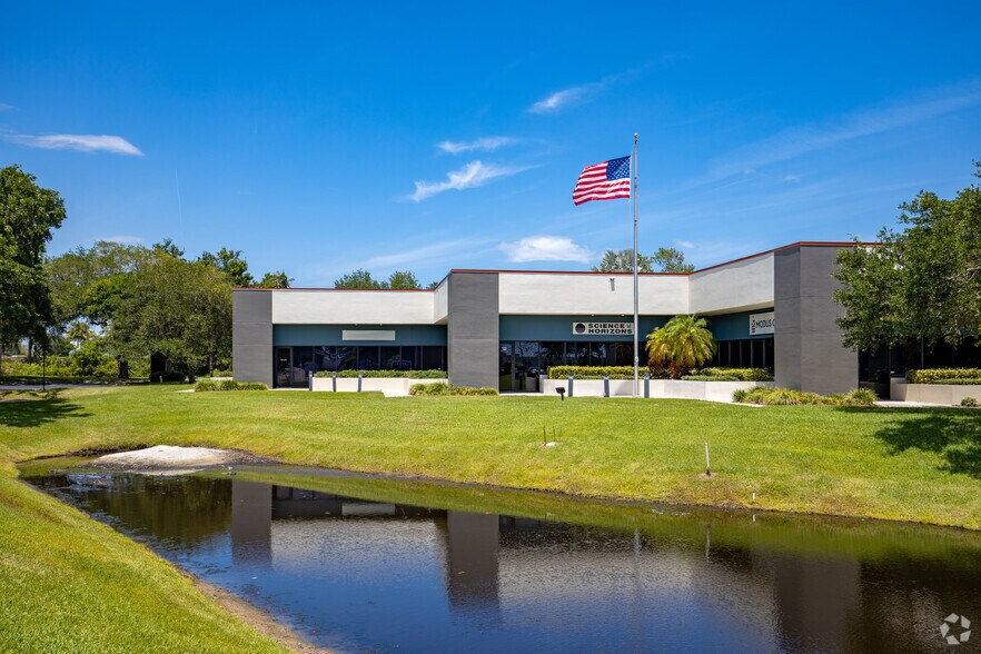 1333-1335 Gateway Dr, Melbourne, FL à louer - Photo du bâtiment - Image 1 de 14