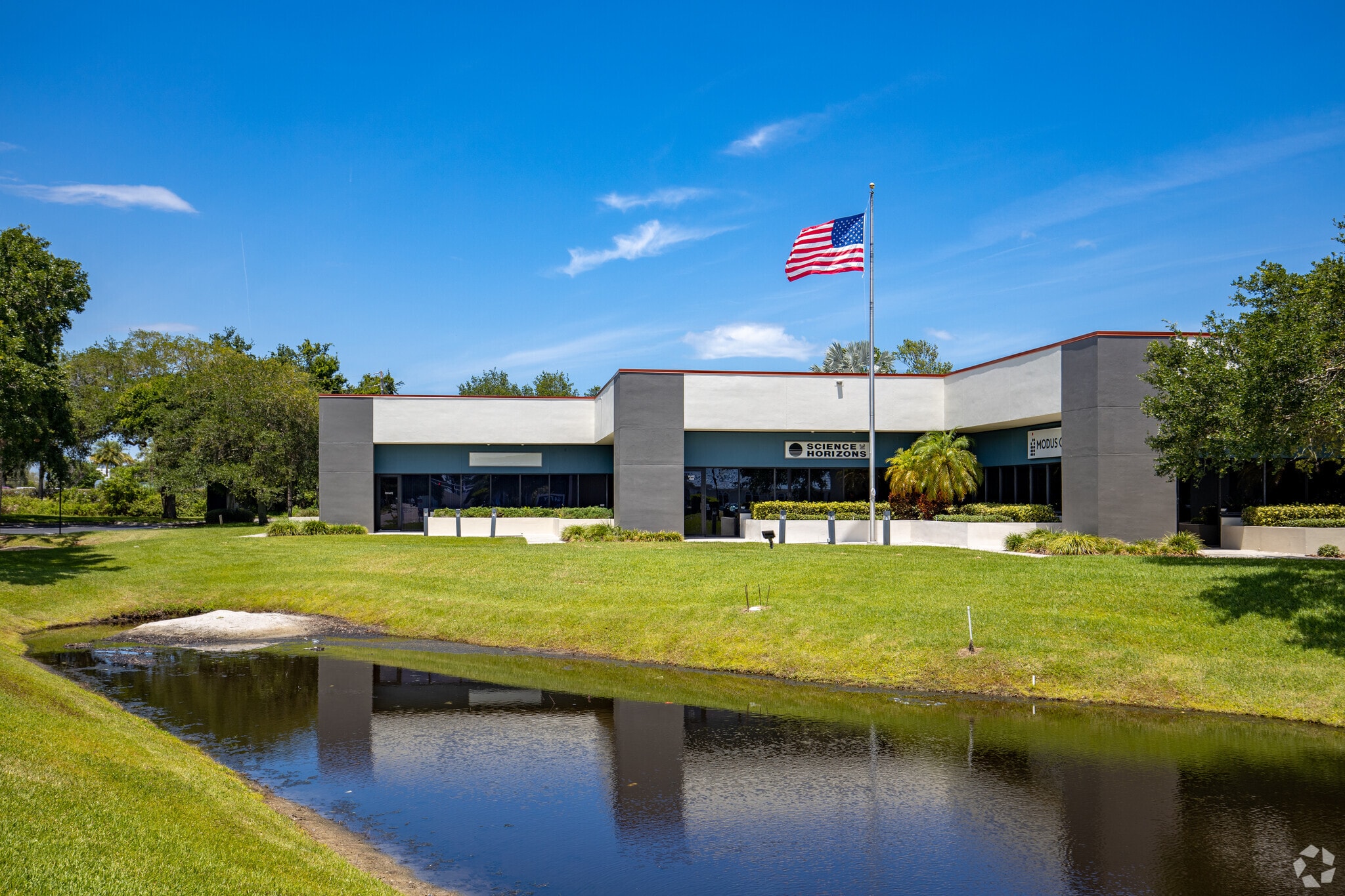 1333-1335 Gateway Dr, Melbourne, FL for lease Primary Photo- Image 1 of 15