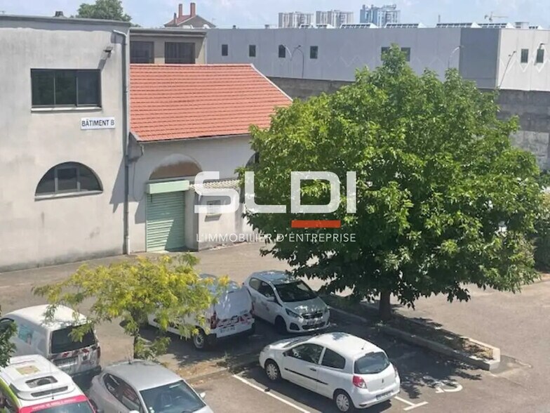 Bureau dans Villeurbanne à louer - Photo du bâtiment - Image 2 de 9