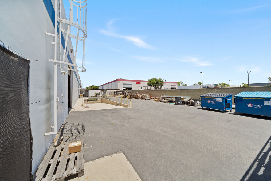 3701 W Carriage Dr, Santa Ana, CA for lease - Building Photo - Image 3 of 5
