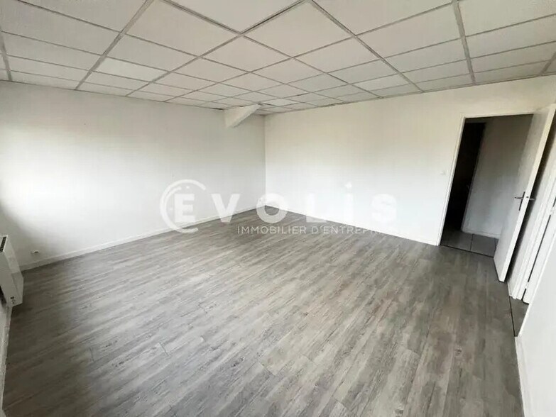 Office in Lisses for lease - Interior Photo - Image 1 of 8