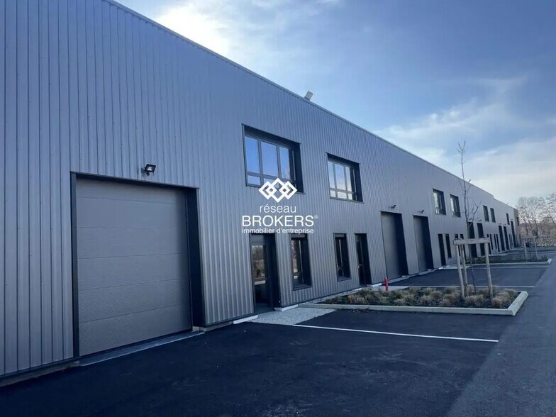 Local d'activités dans Bourgoin-Jallieu à vendre - Photo du bâtiment - Image 1 de 20