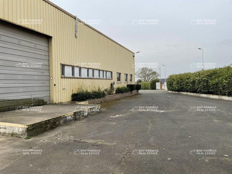 Local d'activités dans Les Mureaux à vendre - Photo du bâtiment - Image 2 de 21
