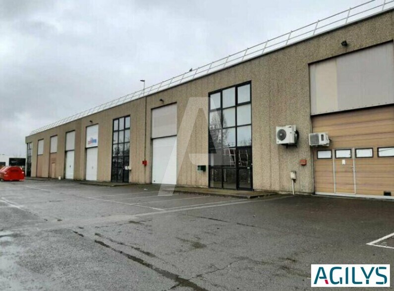 6-8 Rue Marie Curie, Coignières à louer - Photo du bâtiment - Image 1 de 5