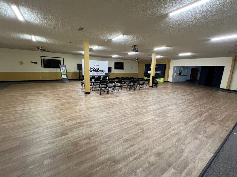 1919 S Collins St, Arlington, TX for sale - Interior Photo - Image 3 of 49