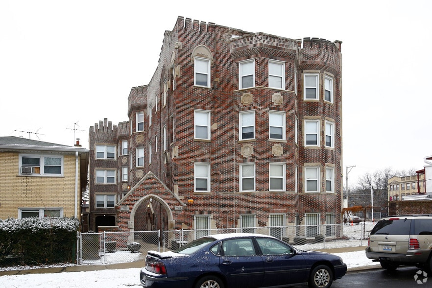 7914 S Dobson Ave, Chicago, IL for sale - Primary Photo - Image 1 of 19