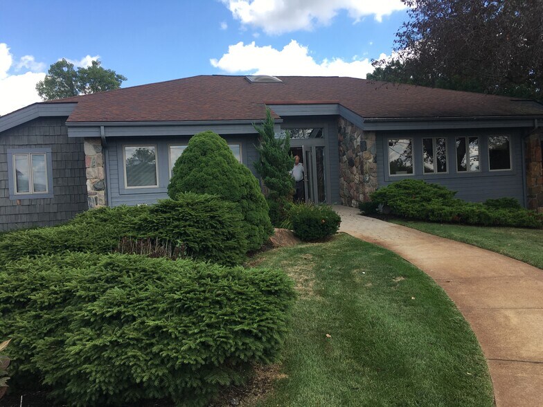 6300 Sashabaw Rd, Clarkston, MI à louer - Photo du bâtiment - Image 3 de 5