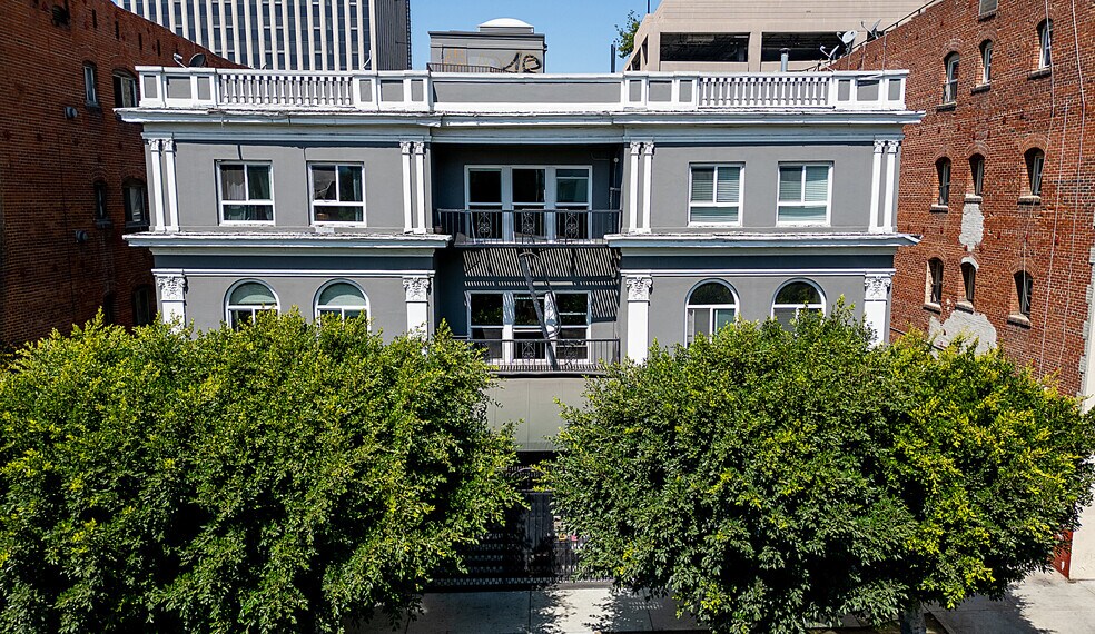 681 Shatto Pl, Los Angeles, CA à vendre - Photo principale - Image 1 de 16