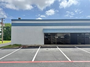 2601-2621 Aero Dr, Grand Prairie, TX à louer Photo du bâtiment- Image 1 de 6