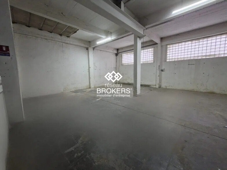 Industrial in Bondy for lease - Interior Photo - Image 2 of 3