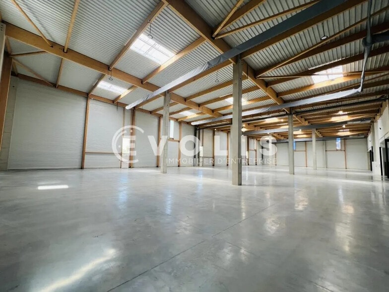 Flex in Moissy-Cramayel for lease - Building Photo - Image 1 of 6