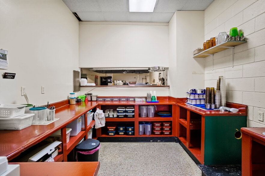 20737 Central Ave, Blountstown, FL for sale - Interior Photo - Image 2 of 33