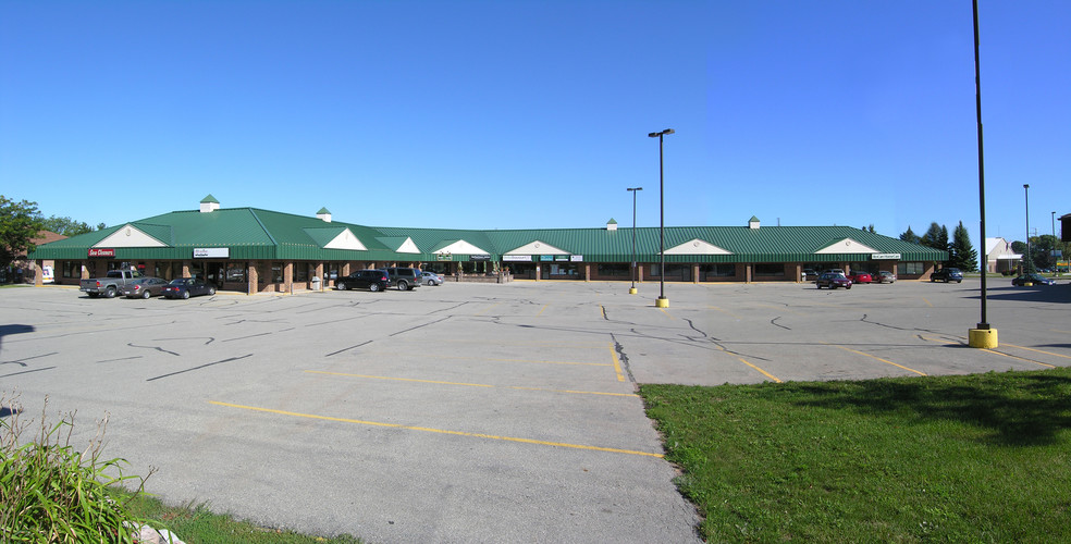 2024-2100 9th Ave, Oshkosh, WI for lease - Building Photo - Image 1 of 5