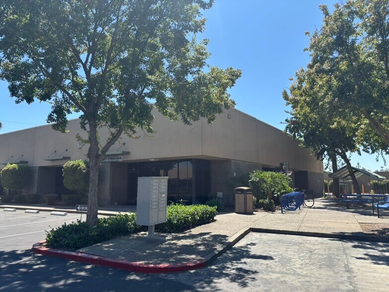 2121 2nd St, Davis, CA à louer - Photo du bâtiment - Image 3 de 10