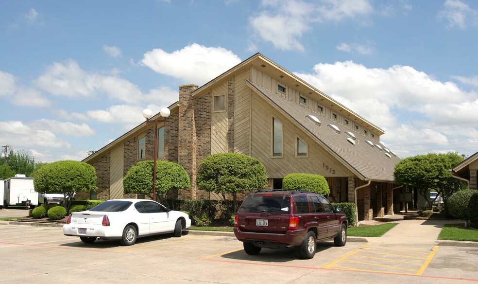 1912 Central Dr, Bedford, TX à louer - Photo du bâtiment - Image 1 de 1