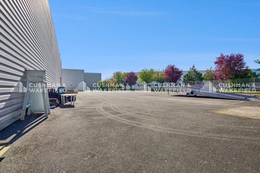 Flex in Le Plessis-Pâté for sale - Building Photo - Image 3 of 13