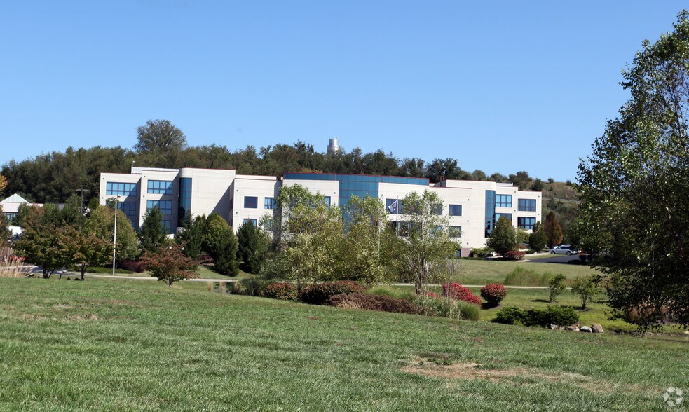 1000 Technology Dr, Fairmont, WV à louer - Photo du bâtiment - Image 1 de 18