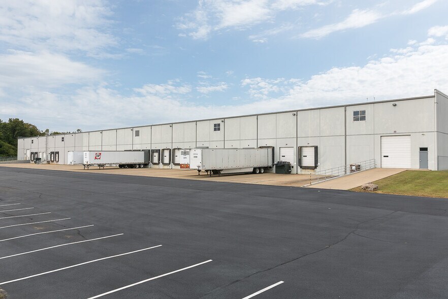 7100 Trade Port Dr, Louisville, KY à louer - Photo du bâtiment - Image 2 de 4