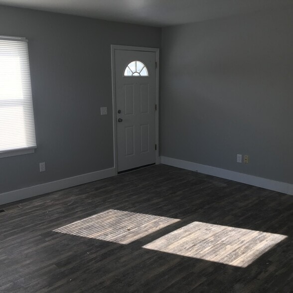 1917-2011 Sweetbriar Ln, Springfield, OH for sale - Building Photo - Image 3 of 9