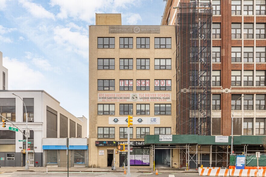 33-24 Northern Blvd, Long Island City, NY à louer - Photo du bâtiment - Image 2 de 8