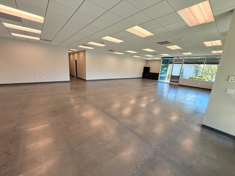 9350 Eton Ave, Chatsworth, CA à vendre - Photo du bâtiment - Image 3 de 10