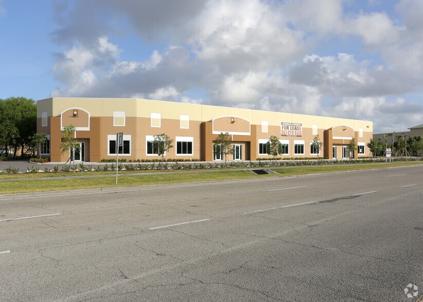 2051 Green Rd, Deerfield Beach, FL à louer - Photo du bâtiment - Image 3 de 5