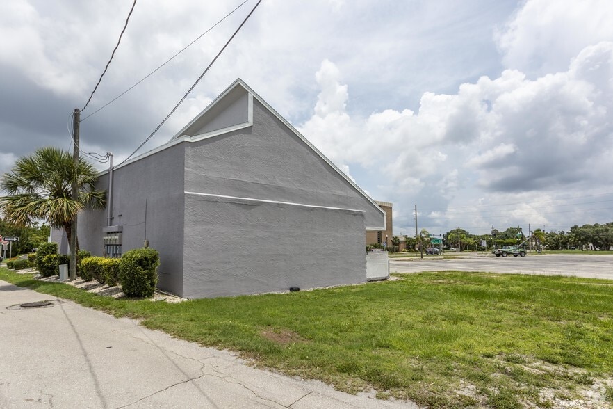109 E Olympia Ave, Punta Gorda, FL for sale - Building Photo - Image 3 of 3