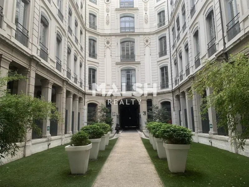 Office in Lyon for sale Lobby- Image 1 of 15