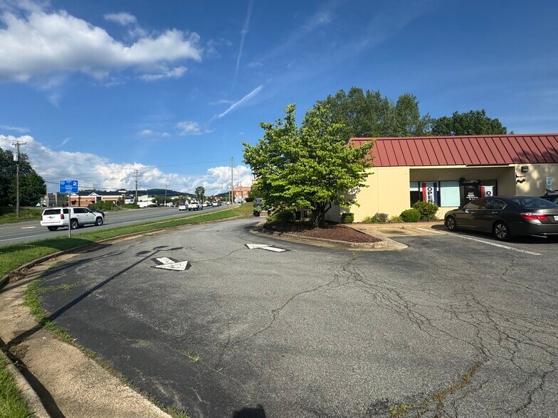 105 New House Dr, Charlottesville, VA à louer - Photo du bâtiment - Image 2 de 12