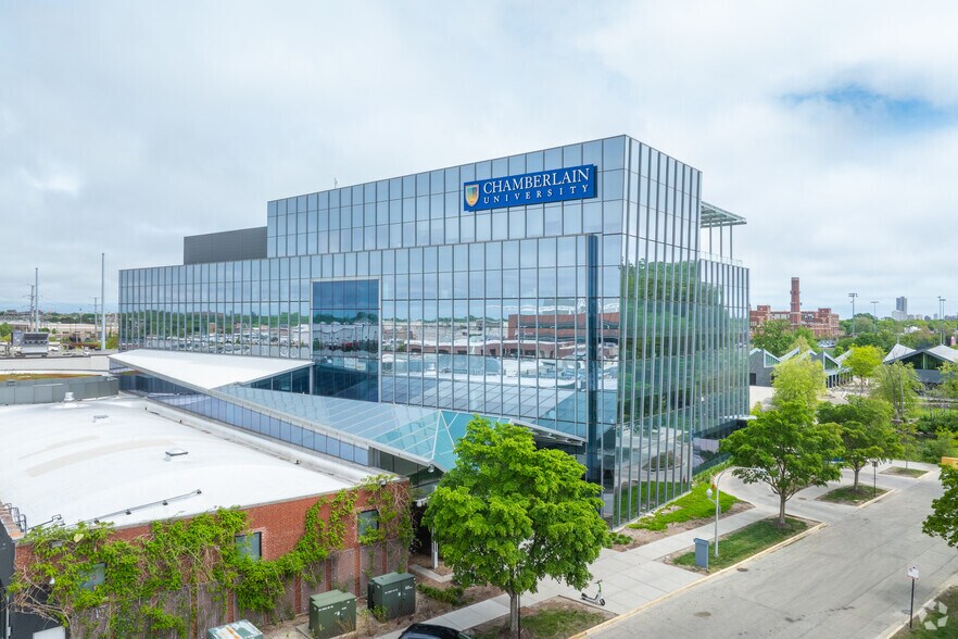 2718 W Roscoe St, Chicago, IL à louer - Photo du bâtiment - Image 2 de 11