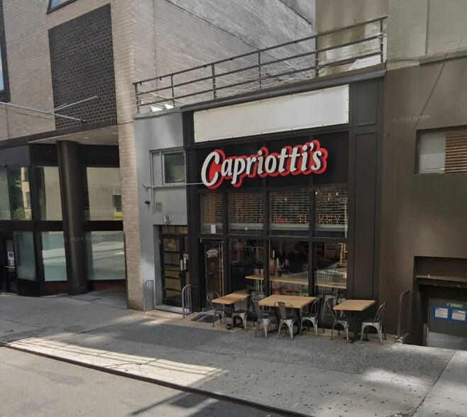 300 E 61st St, New York, NY à louer - Photo du bâtiment - Image 2 de 12