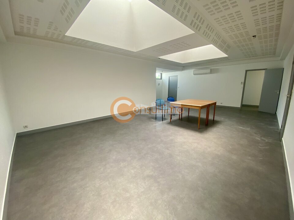 Office in Artigues-près-Bordeaux for lease Interior Photo- Image 1 of 6