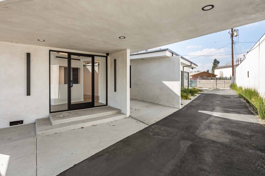 8809 Sunland Blvd, Sun Valley, CA à louer - Photo du bâtiment - Image 1 de 22