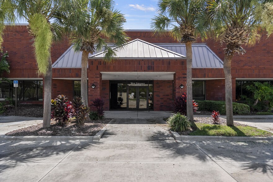 16255 Bay Vista Dr, Clearwater, FL à louer - Photo du bâtiment - Image 1 de 1