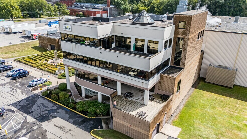 815 Whitney Rd W, Fairport, NY à louer - Photo du bâtiment - Image 2 de 15